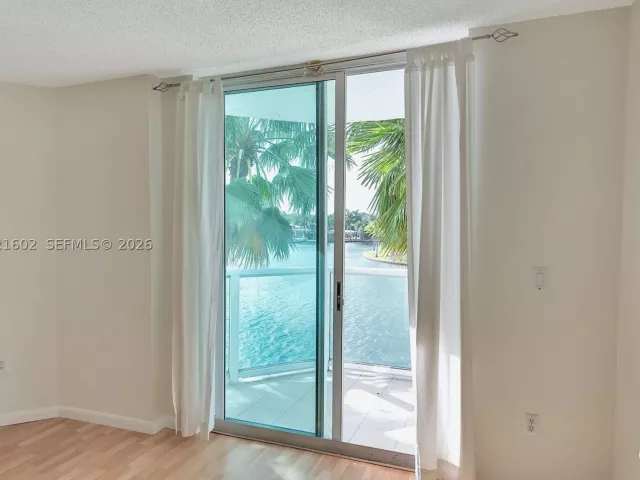 3-bedroom condo for rent in Miami Beach - 5900 Collins Ave 408 - MondialRealty