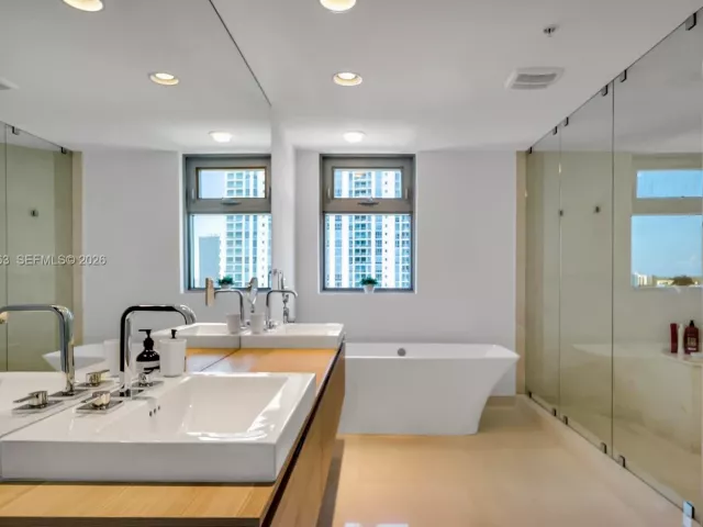 2-bedroom condo for sale in North Miami Beach - 17301 Biscayne Blvd 907 - MondialRealty