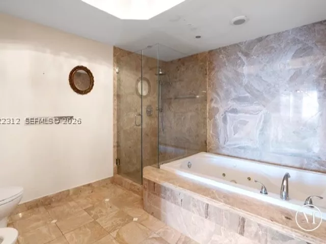 1-bedroom condo for sale in Surfside -  - MondialRealty