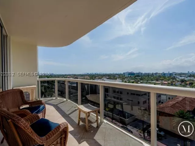 1-bedroom condo for sale in Surfside -  - MondialRealty