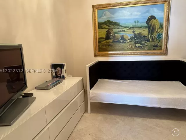 1-bedroom condo for sale in Surfside -  - MondialRealty