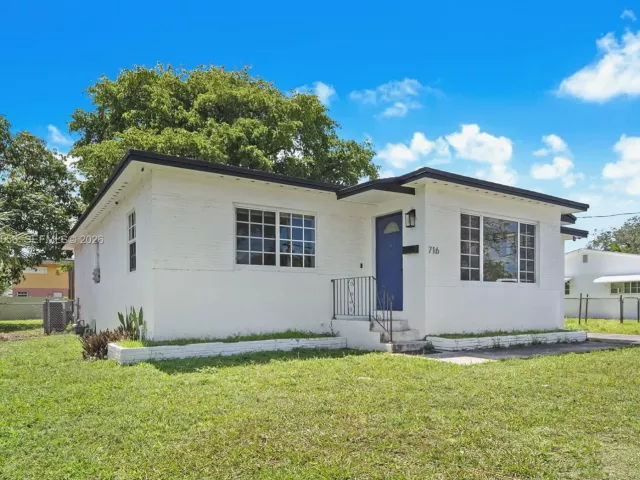 3-bedroom home for sale in Hallandale Beach - 716 SW 5th Ave - MondialRealty