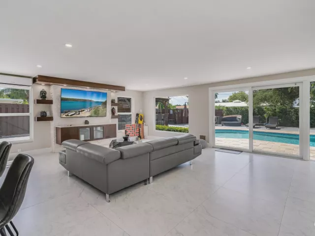 4-bedroom home for rent in Pompano Beach - 300 SE 8th Court - MondialRealty