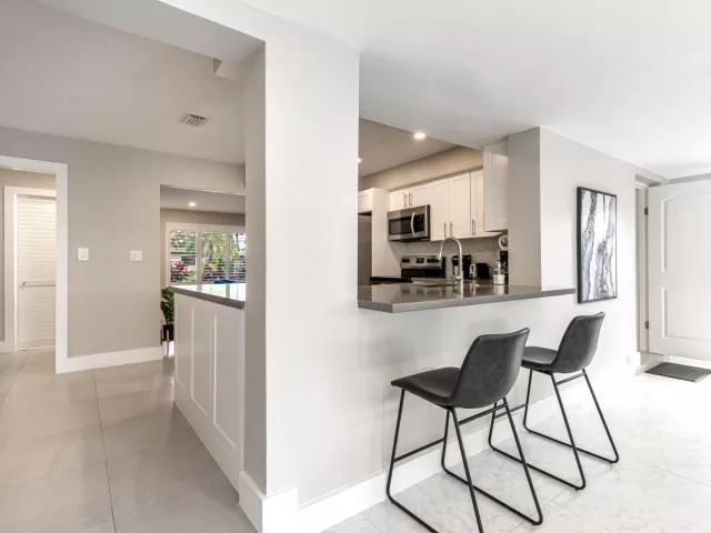 4-bedroom home for rent in Pompano Beach - 300 SE 8th Court - MondialRealty