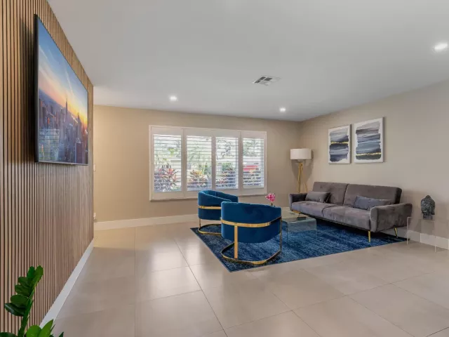 4-bedroom home for rent in Pompano Beach - 300 SE 8th Court - MondialRealty