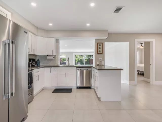 4-bedroom home for rent in Pompano Beach - 300 SE 8th Court - MondialRealty