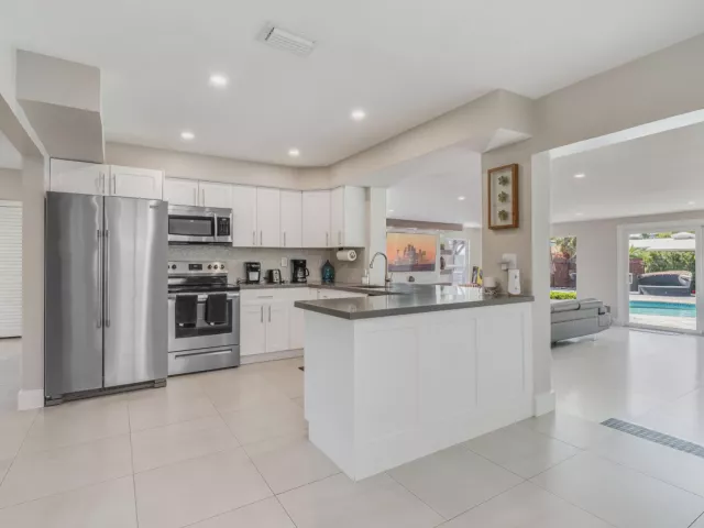 4-bedroom home for rent in Pompano Beach - 300 SE 8th Court - MondialRealty