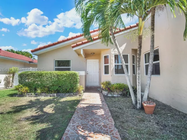 3-bedroom home for sale in Miami - 10813 SW 158th Ln - MondialRealty