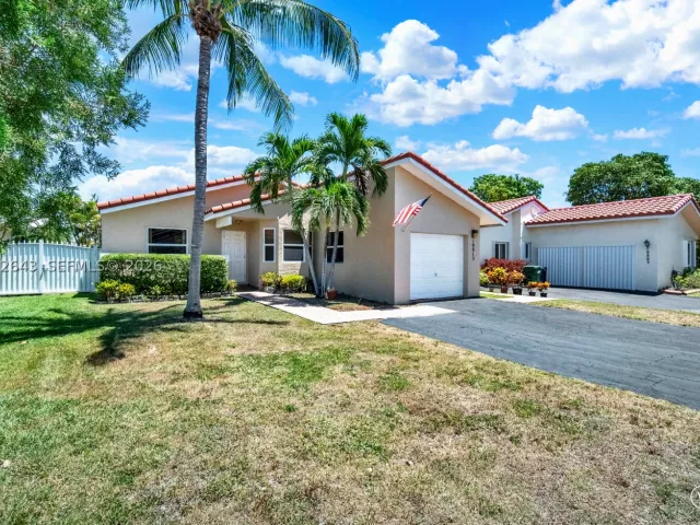 3-bedroom home for sale in Miami - 10813 SW 158th Ln - MondialRealty