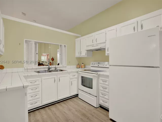 3-bedroom home for sale in Miami - 10813 SW 158th Ln - MondialRealty