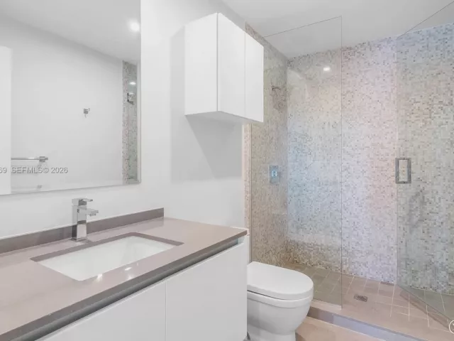 2-bedroom condo for sale in Miami - 68 SE 6th Street 810 - MondialRealty