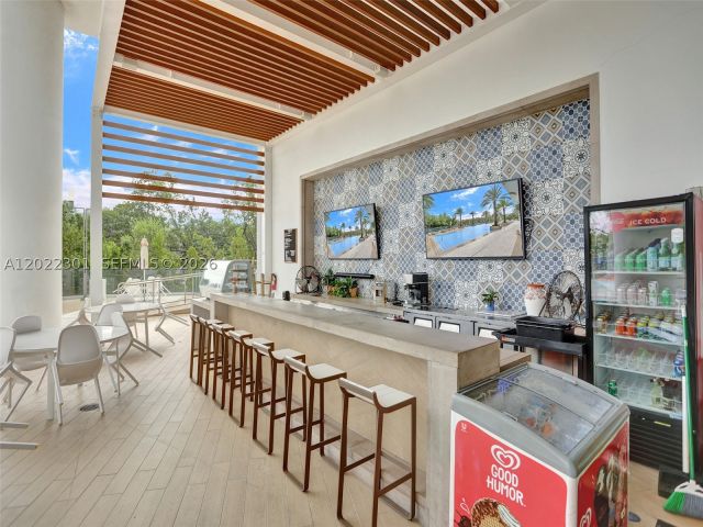 2-bedroom condo for sale in North Miami Beach - 16385 N Biscayne Blvd 403 - MondialRealty