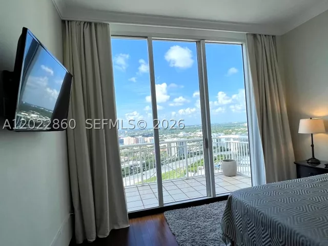 3-bedroom condo for rent in Aventura - 19501 W Country Club Dr TS-03 - MondialRealty