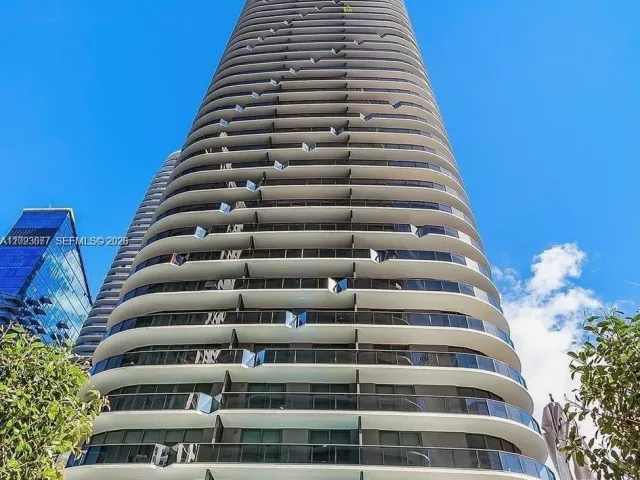 2-bedroom condo for rent in Miami - 45 SW 9th St 3501 - MondialRealty