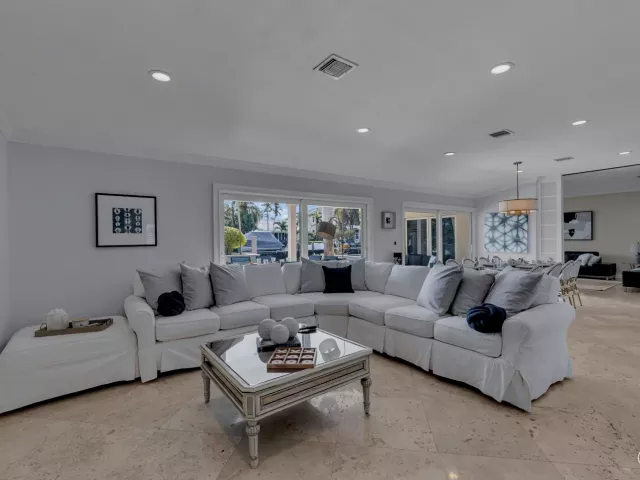 4-bedroom home for rent in Lauderdale By The Sea - 272 Imperial Lane - MondialRealty