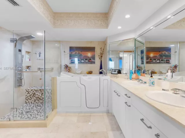 2-bedroom condo for sale in Aventura - 21055 Yacht Club Dr 2704 - MondialRealty