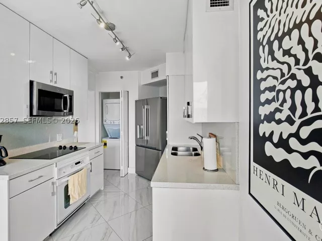 2-bedroom condo for rent in Aventura - 20185 E Country Club Dr 1104 - MondialRealty