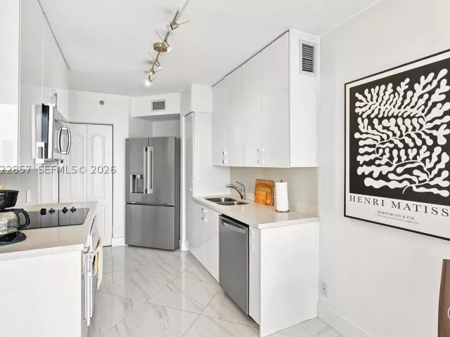 2-bedroom condo for rent in Aventura - 20185 E Country Club Dr 1104 - MondialRealty