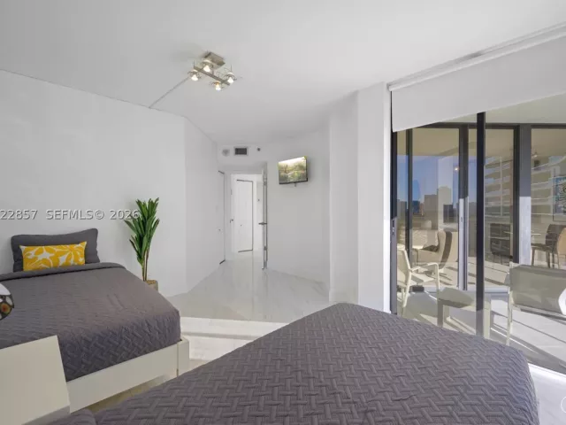 2-bedroom condo for rent in Aventura - 20185 E Country Club Dr 1104 - MondialRealty