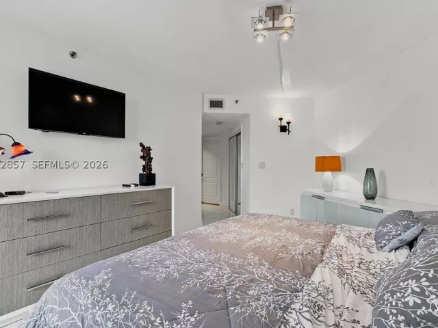 2-bedroom condo for rent in Aventura - 20185 E Country Club Dr 1104 - MondialRealty