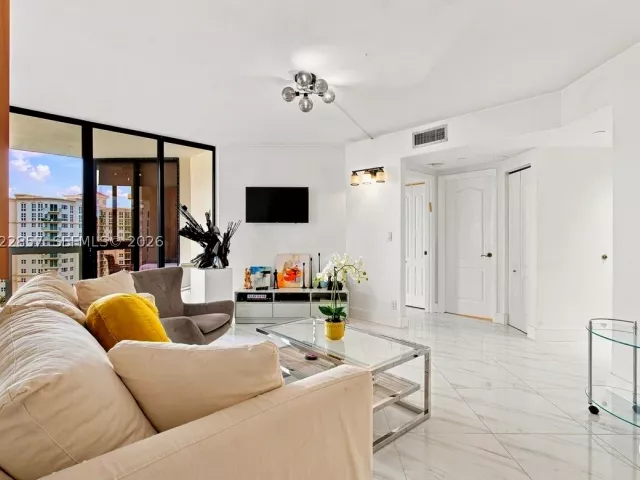 2-bedroom condo for rent in Aventura - 20185 E Country Club Dr 1104 - MondialRealty