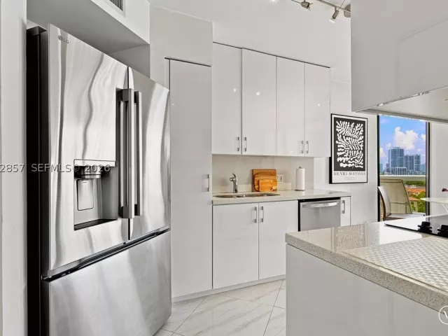 2-bedroom condo for rent in Aventura - 20185 E Country Club Dr 1104 - MondialRealty