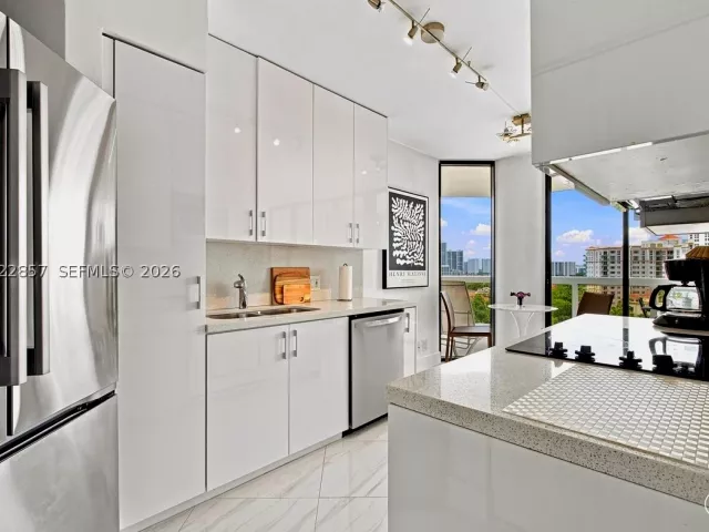2-bedroom condo for rent in Aventura - 20185 E Country Club Dr 1104 - MondialRealty