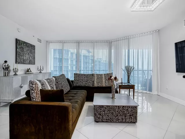 2-bedroom condo for sale in Aventura - 3131 NE 188th St 1-1104 - MondialRealty