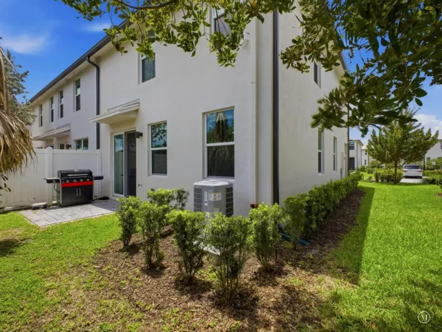 3-bedroom home for sale in West Palm Beach - 5720 Mentmore Drive - MondialRealty