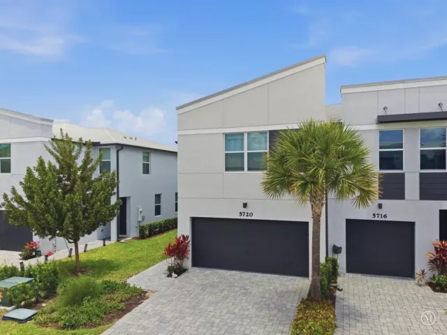 3-bedroom home for sale in West Palm Beach - 5720 Mentmore Drive - MondialRealty