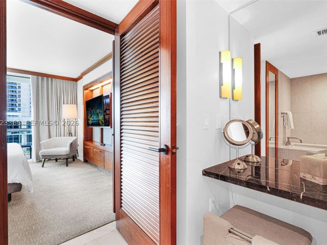 1-bedroom condo for sale in Miami Beach - 6801 Collins Ave 611 (Door 610) - MondialRealty