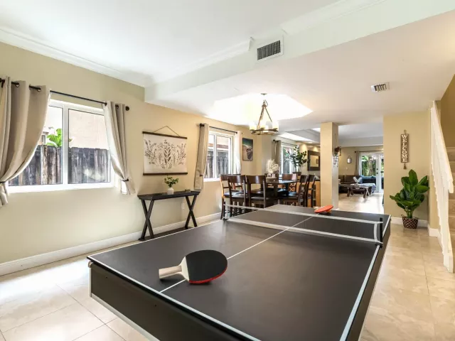 5-bedroom home for sale in Fort Lauderdale - 1721 SW 23rd Street 1721 - MondialRealty