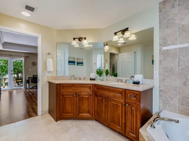 5-bedroom home for sale in Fort Lauderdale - 1721 SW 23rd Street 1721 - MondialRealty