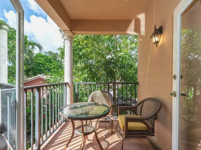 5-bedroom home for sale in Fort Lauderdale - 1721 SW 23rd Street 1721 - MondialRealty