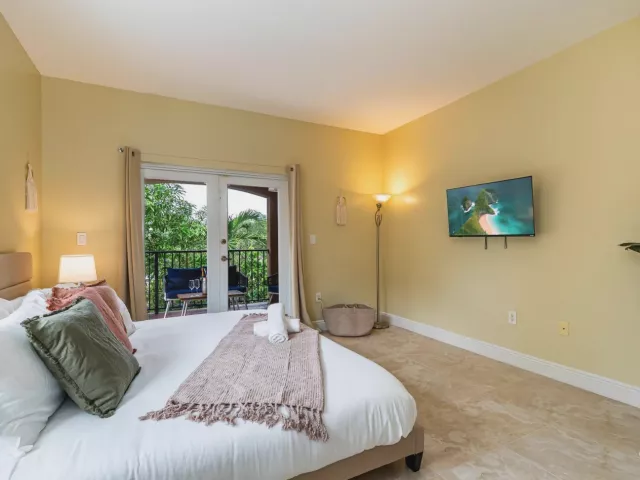 5-bedroom home for sale in Fort Lauderdale - 1721 SW 23rd Street 1721 - MondialRealty