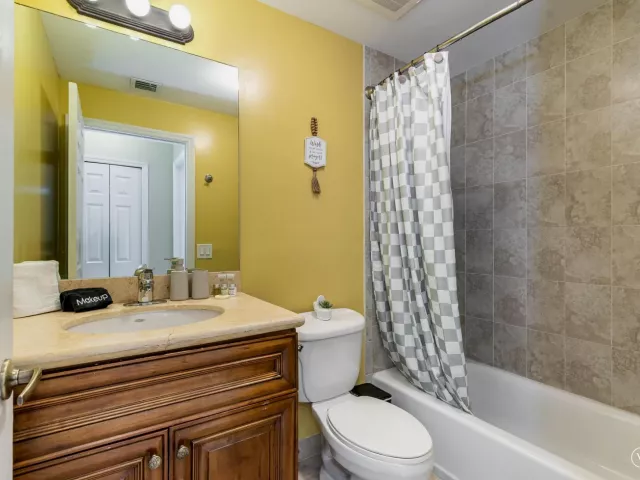 5-bedroom home for sale in Fort Lauderdale - 1721 SW 23rd Street 1721 - MondialRealty