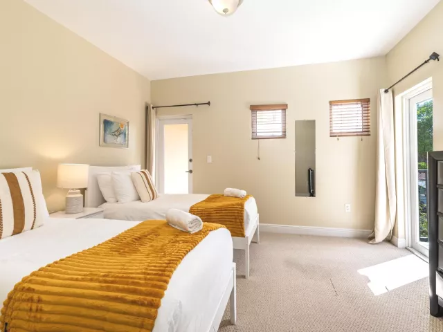 5-bedroom home for sale in Fort Lauderdale - 1721 SW 23rd Street 1721 - MondialRealty