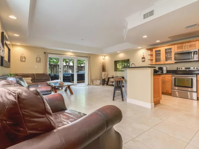 5-bedroom home for sale in Fort Lauderdale - 1721 SW 23rd Street 1721 - MondialRealty