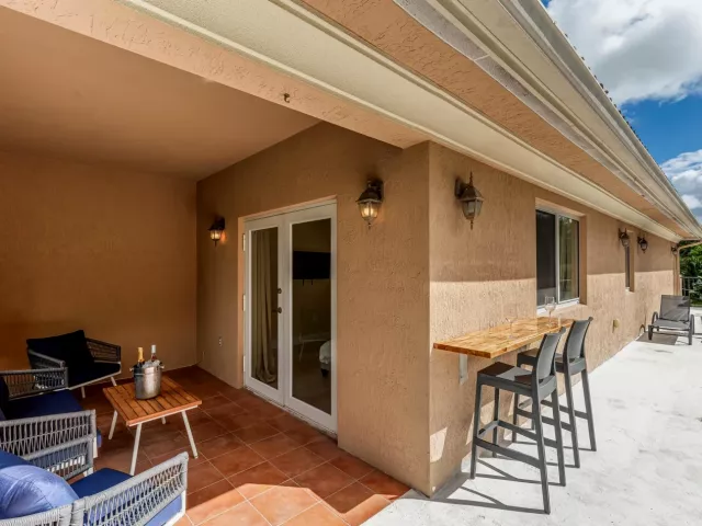 5-bedroom home for sale in Fort Lauderdale - 1721 SW 23rd Street 1721 - MondialRealty