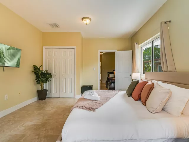 5-bedroom home for sale in Fort Lauderdale - 1721 SW 23rd Street 1721 - MondialRealty
