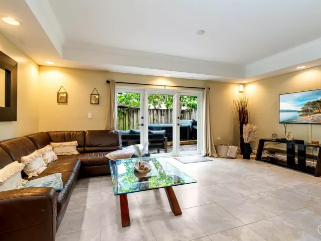 5-bedroom home for sale in Fort Lauderdale - 1721 SW 23rd Street 1721 - MondialRealty