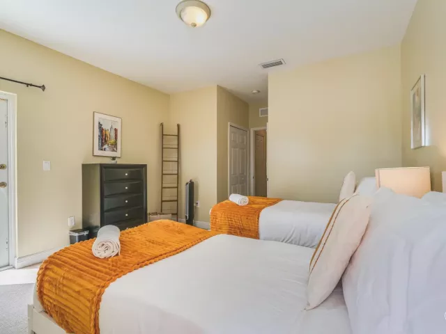 5-bedroom home for sale in Fort Lauderdale - 1721 SW 23rd Street 1721 - MondialRealty