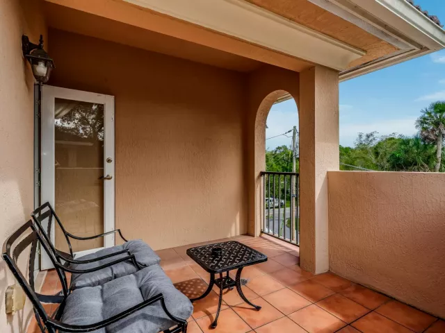 5-bedroom home for sale in Fort Lauderdale - 1721 SW 23rd Street 1721 - MondialRealty