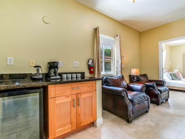 5-bedroom home for sale in Fort Lauderdale - 1721 SW 23rd Street 1721 - MondialRealty