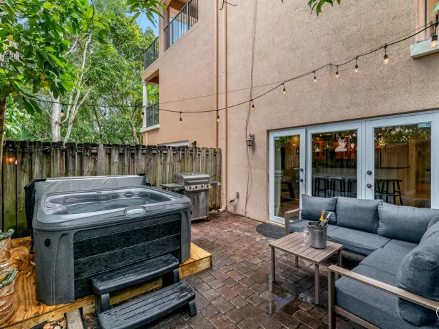 5-bedroom home for sale in Fort Lauderdale - 1721 SW 23rd Street 1721 - MondialRealty