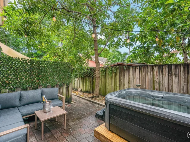 5-bedroom home for sale in Fort Lauderdale - 1721 SW 23rd Street 1721 - MondialRealty