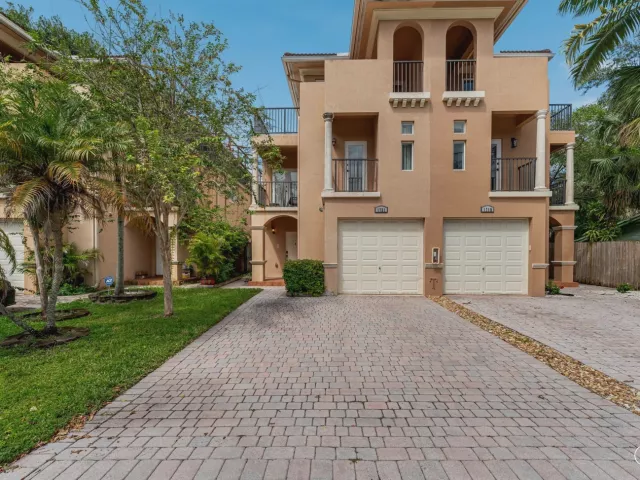 5-bedroom home for sale in Fort Lauderdale - 1721 SW 23rd Street 1721 - MondialRealty