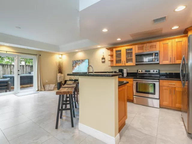 5-bedroom home for sale in Fort Lauderdale - 1721 SW 23rd Street 1721 - MondialRealty