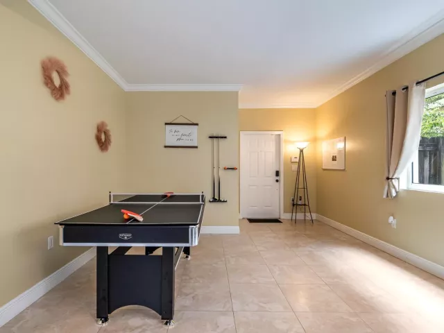 5-bedroom home for sale in Fort Lauderdale - 1721 SW 23rd Street 1721 - MondialRealty
