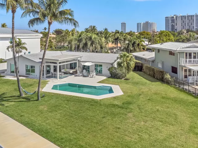 3-bedroom home for rent in Fort Lauderdale - 35 Castle Harbor Isle Drive - MondialRealty